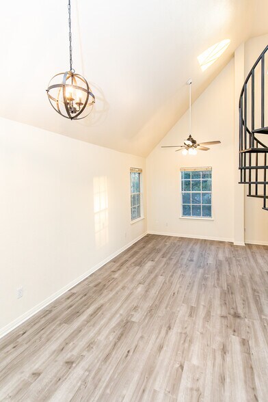 Livingroom - 3001 Whisper Oaks Ln