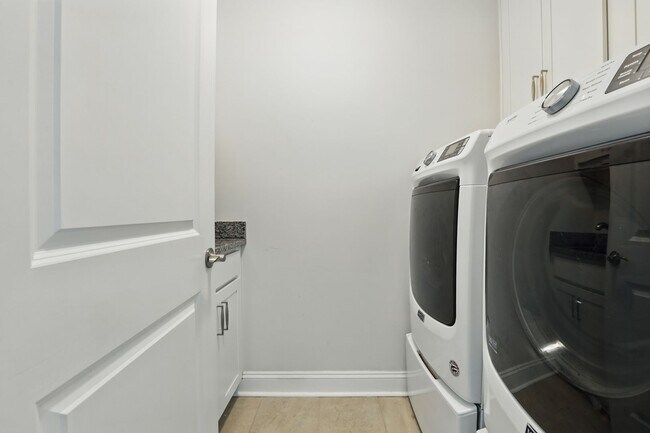 Building Photo - Spacious 5 Bedroom Home in Richmond Hill’s Waterways Community