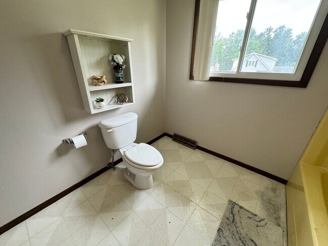 Building Photo - 3 bed, 1.5 bath duplex for rent in Cedar Falls