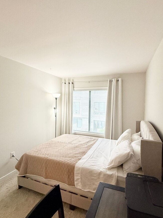 Building Photo - Modern Comfort in Sought-After Gaithersburg
