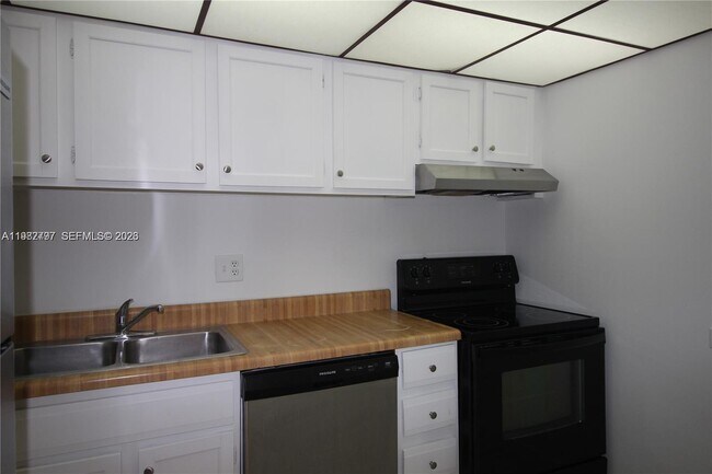 Building Photo - 3680 Inverrary Dr