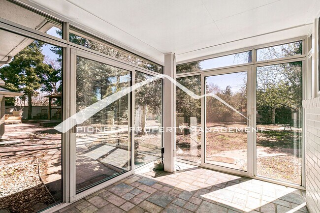 Building Photo - Spacious Home with Fenced Yard and Washer/Dryer