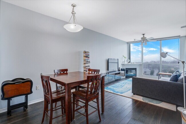 Building Photo - 300 W Beech St