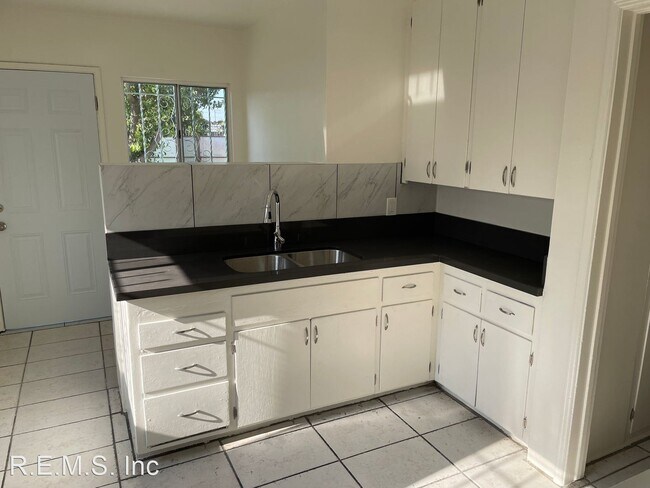 Building Photo - 3 br, 1 bath House - 1820 E Kay Street