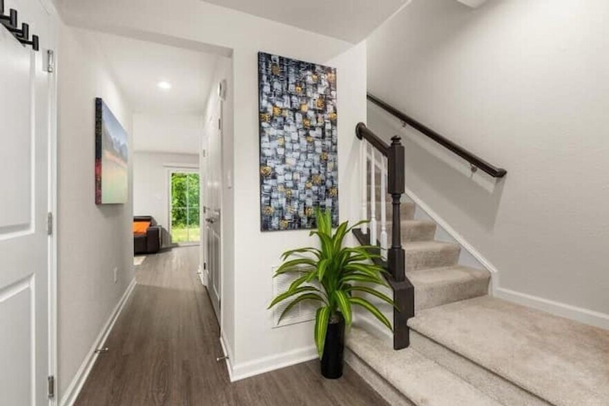 Building Photo - 207 Falcon Ave
