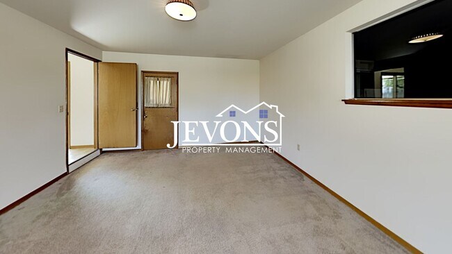 Building Photo - Spacious single-family home with a large f...