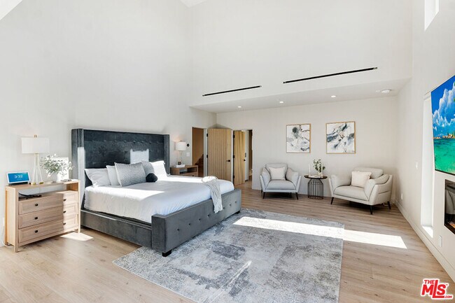 Building Photo - 7966 Mulholland Dr