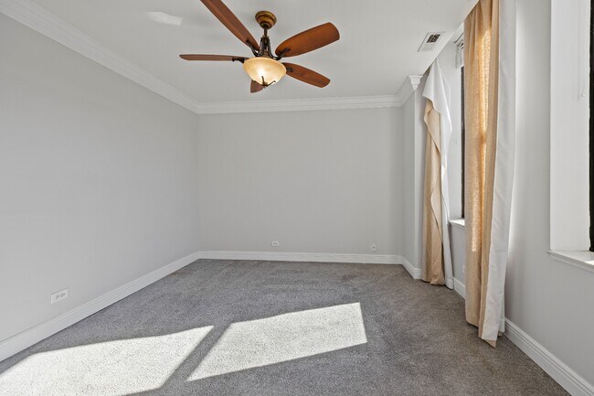 Building Photo - Unique & Extra Spacious Printers Row 1 Bed + Den! Over 900 Sq Ft! Ready for Move In!