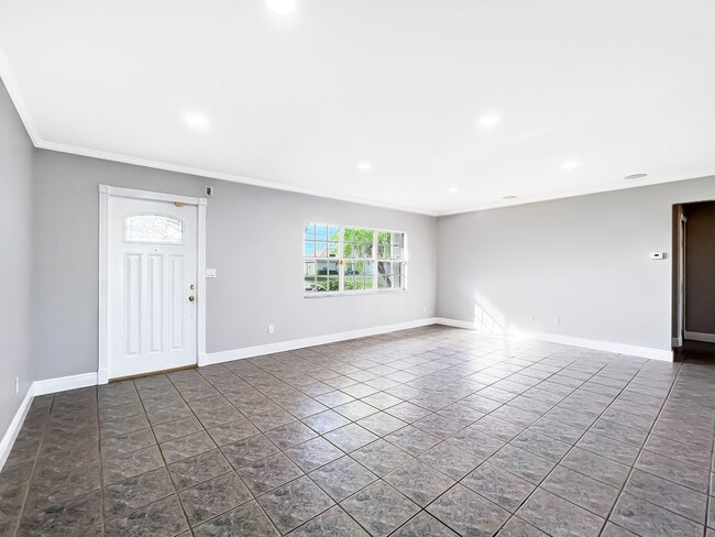 Building Photo - Cape Coral Pool Home with Canal!