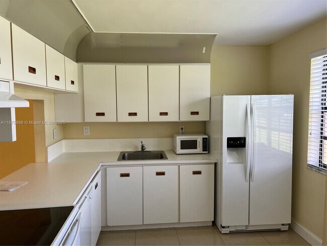 Building Photo - 9908 Hammocks Blvd