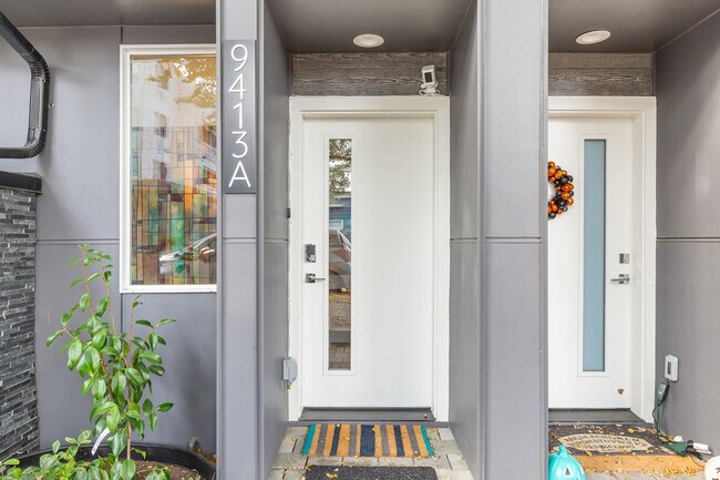 Building Photo - 9413A Roosevelt Way NE