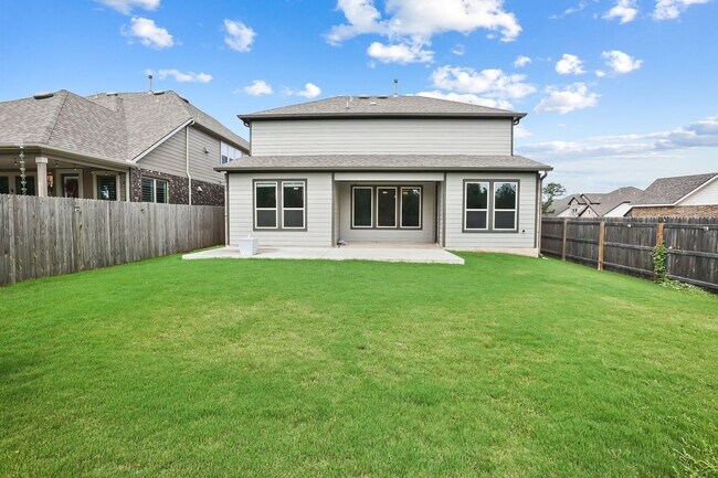 Building Photo - 4 Bedroom/3 bath home Southglen Subdivision