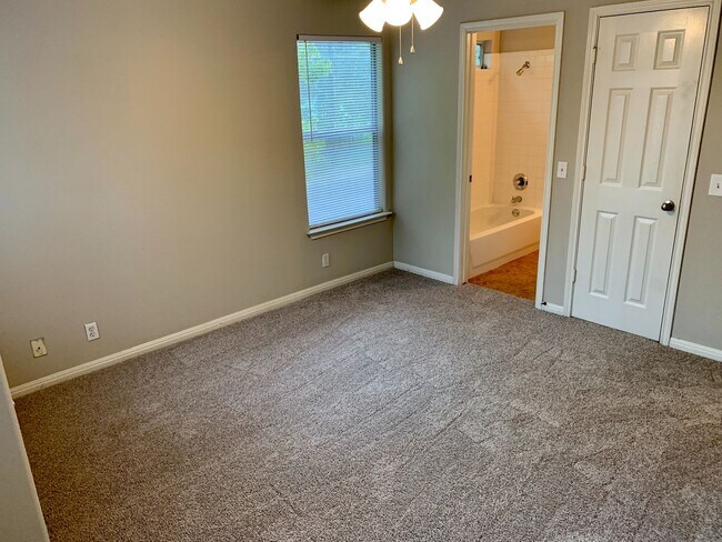 Building Photo - Lovely 3 bedroom, 2.5 bathroom Duplex in A...
