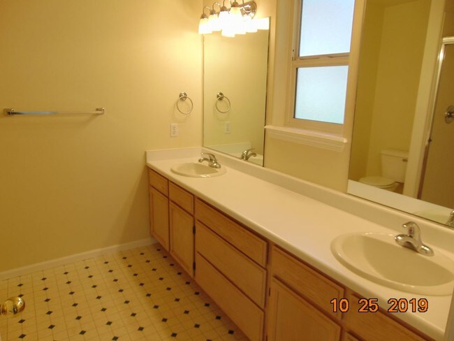Building Photo - Lovely Southeast Medford 3-bedroom home