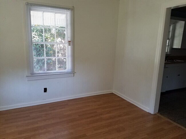 Building Photo - 3 bed 1 bath for rent