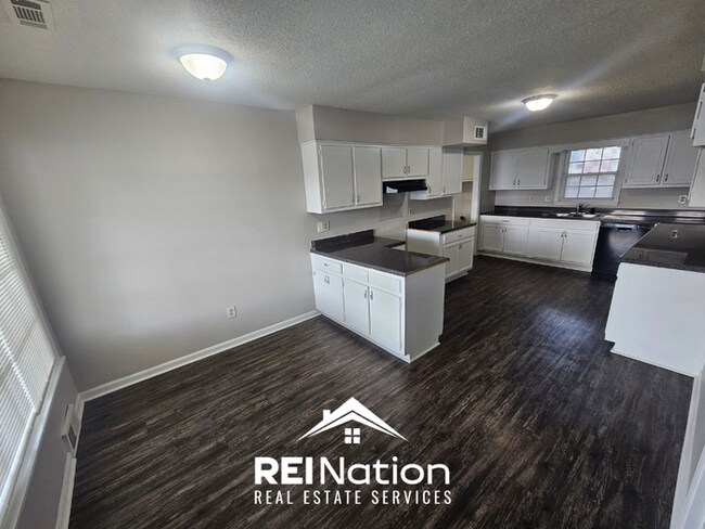 Building Photo - Grand 5BR/3BA East Memphis Estate | 2,603 Sq Ft, Hardwood Floors, Fireplace & Large Yard