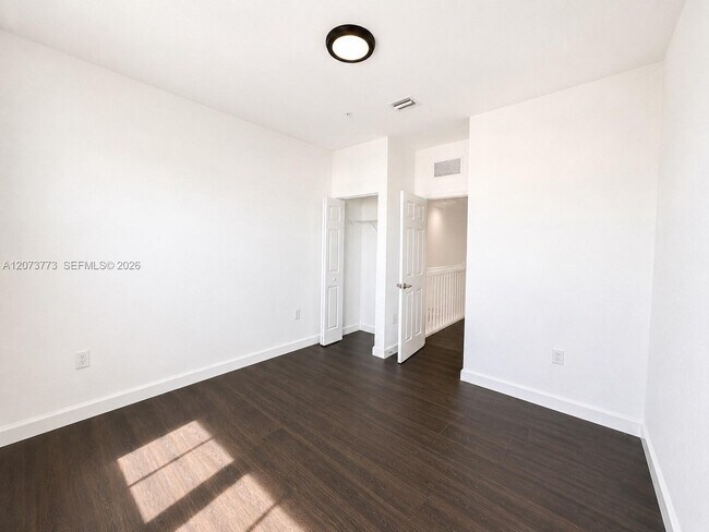 Building Photo - 142 SE 28th Ter