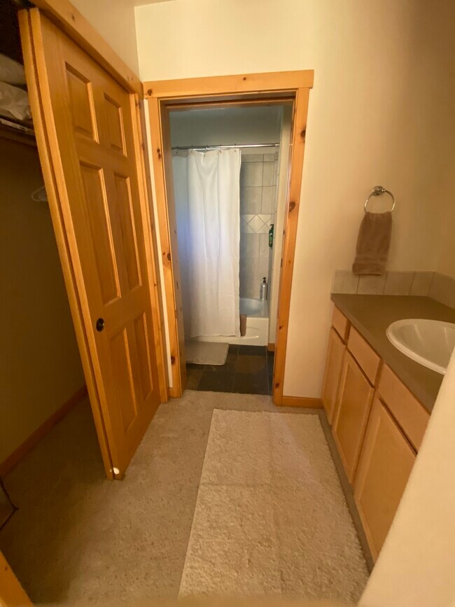 Building Photo - 213 Wolf Park Ln