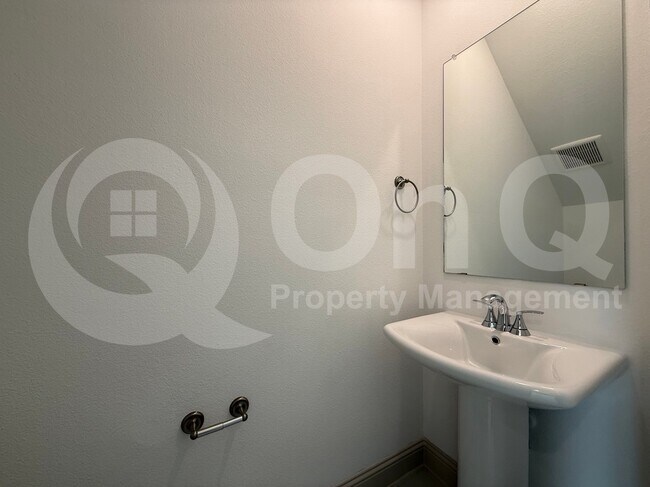 Building Photo - 904 Santa Lucia Dr