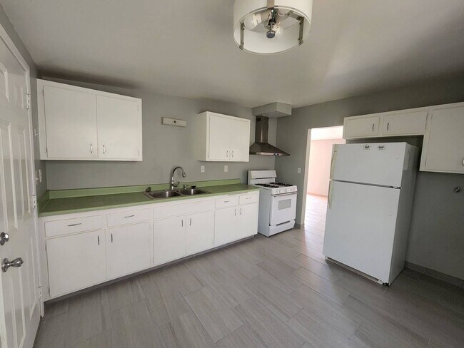 Building Photo - COMING SOON! 2 bedroom with Spectacular Views
