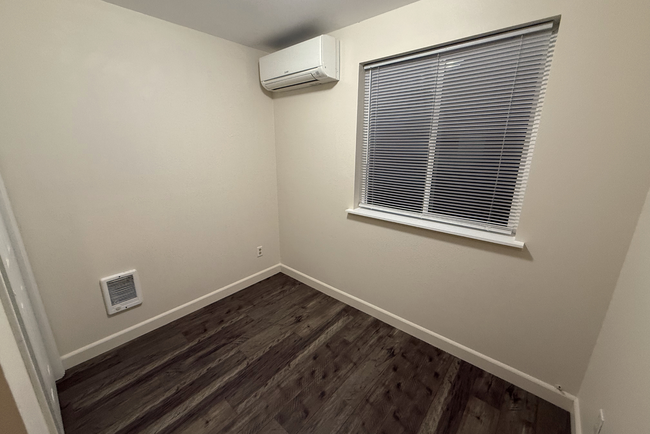 Building Photo - Newly remodeled 2 bedroom in Medford!