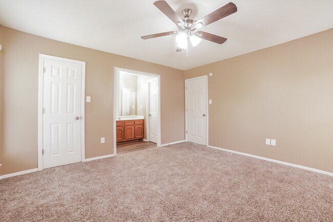 Building Photo - 10674 Oak Leaf Dr