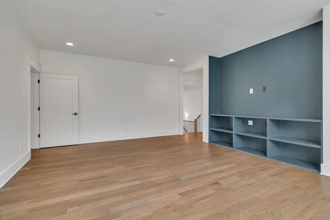 Building Photo - 824 Russleo Dr