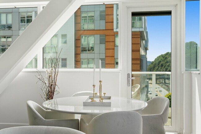 Building Photo - 800 AVENUE AT Port