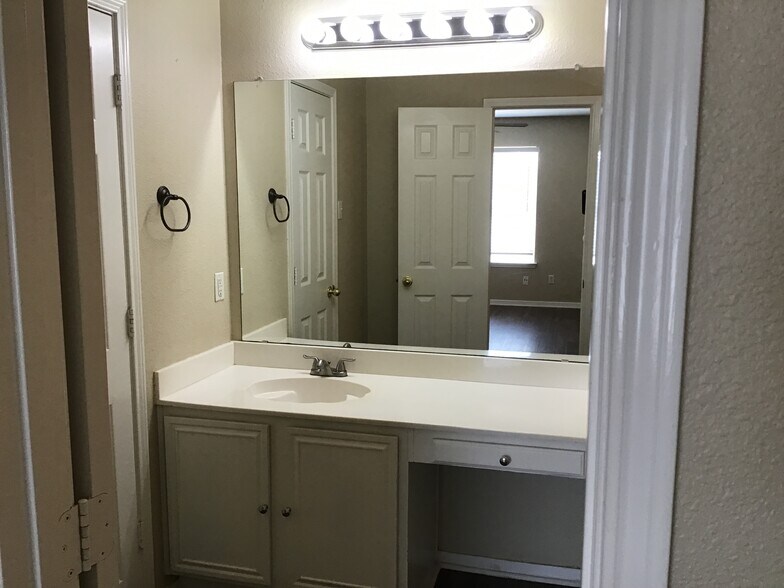 Building Photo - 1325 Misty Meadow Dr