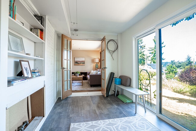 Building Photo - 4201 51st Ave S