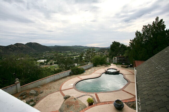 Building Photo - 4br 3-1/2ba Victorian in hills of Blossom Valley