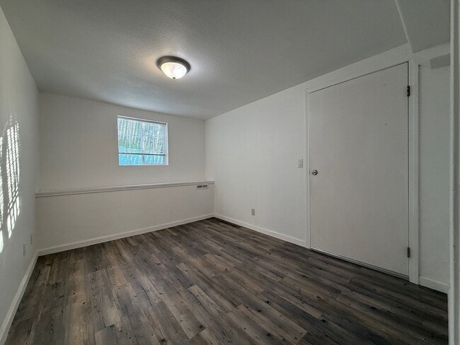 Building Photo - Spacious Home on a Quiet Cul-de-sac Near Little Hollywood