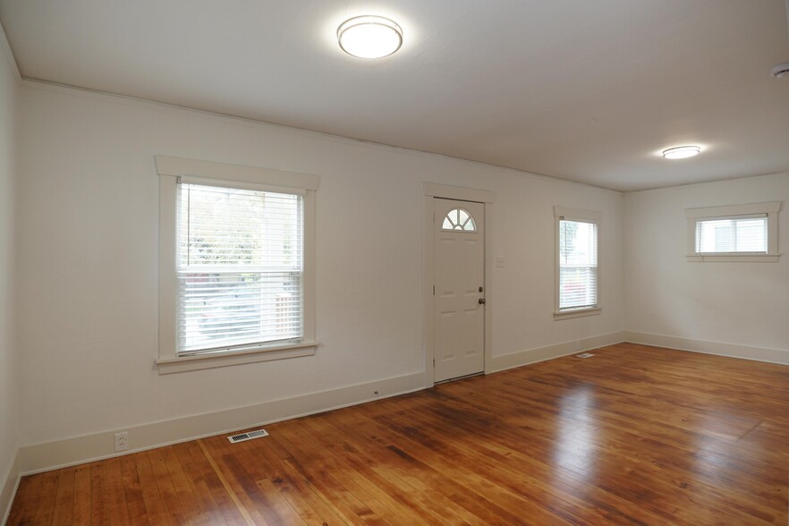 Building Photo - 2107 S Cushman Ave