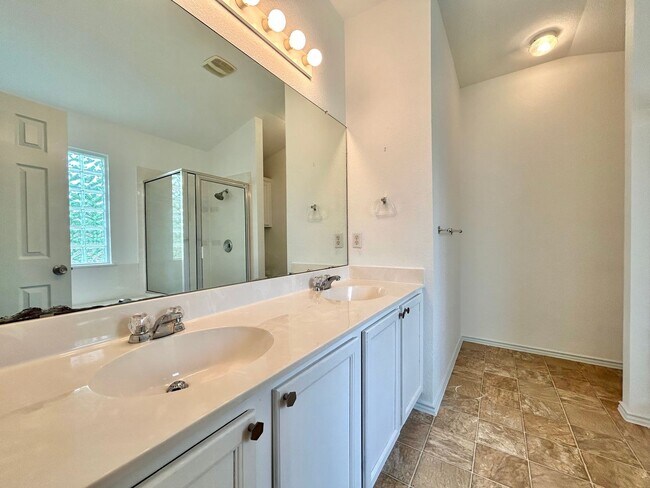 Building Photo - 3/BR 2/BA Bath Home with Fully Equipped Ki...