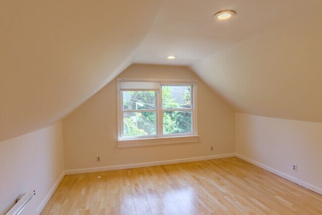 Building Photo - 3Bd/1.5Ba Seattle House