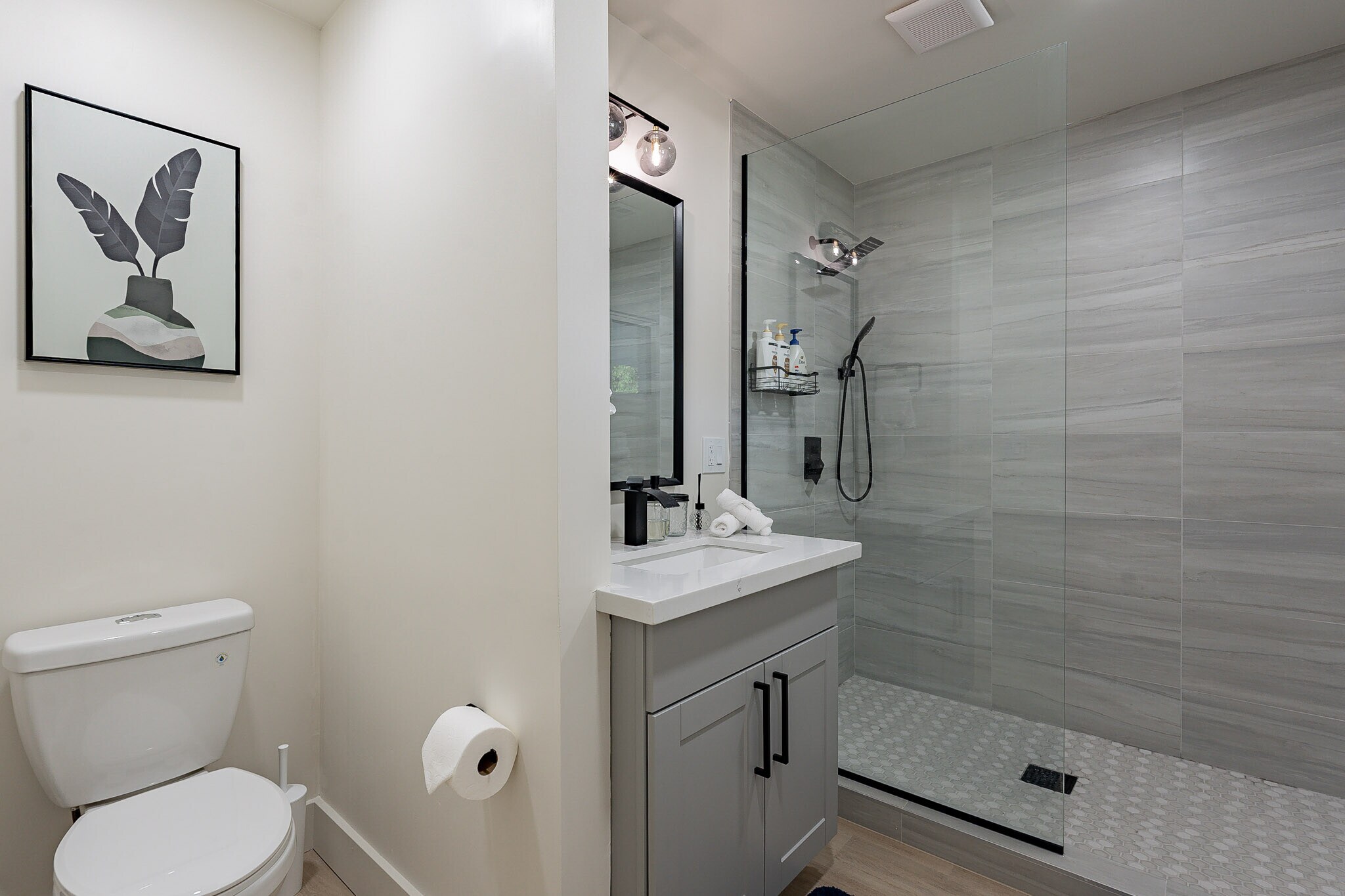 Bedroom #1 / Ensuite - 126 E Palmcroft Dr