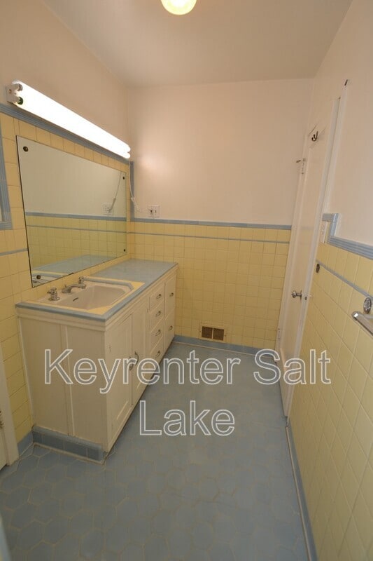 Building Photo - 1594 1/2 S 1100 E