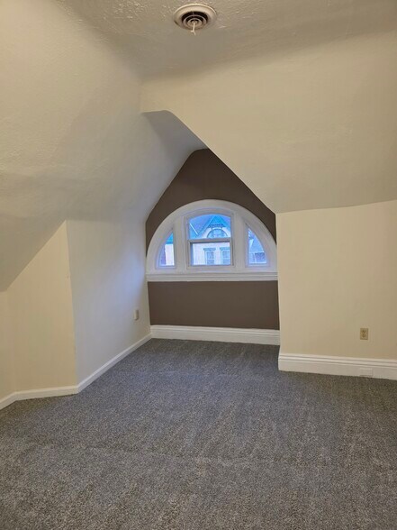 Building Photo - 5487 Hays St