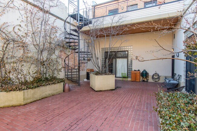 Building Photo - 537 Custer Ave