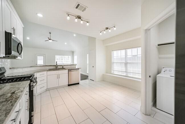 Building Photo - 10618 Bassoon Dr