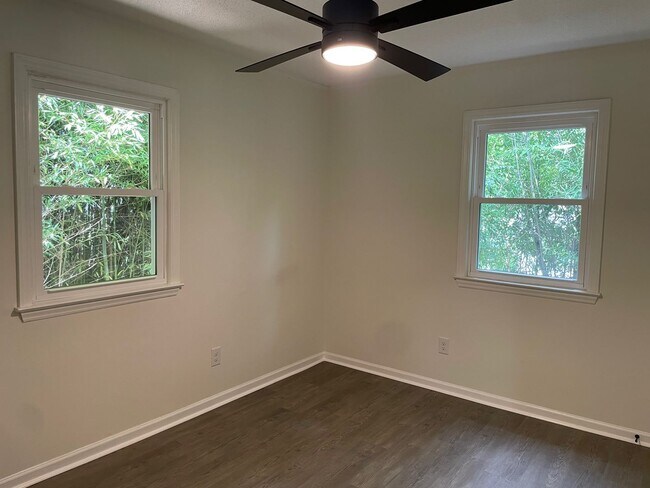 Building Photo - NEWLY RENOVATED 3 BED, 2 BATH BRICK HOME L...