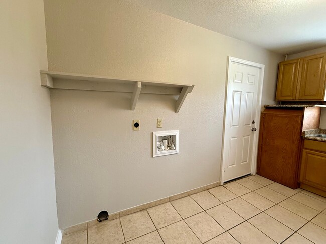 Building Photo - 204 N 16th Ave