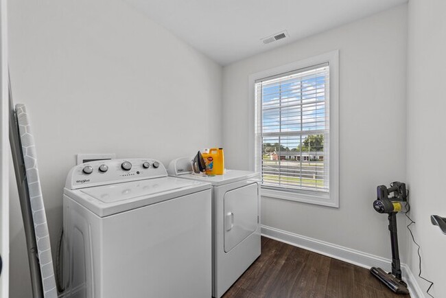 Building Photo - Salisbury Townhome w/ Garage