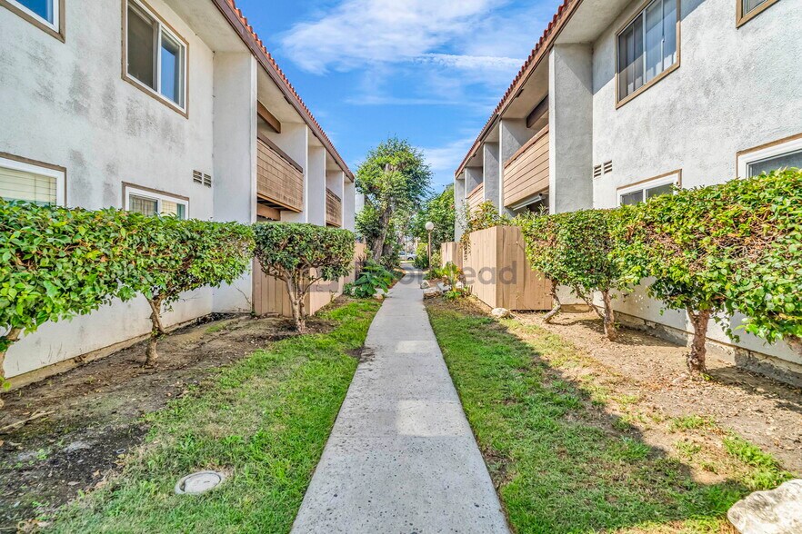 Building Photo - 2521 W Sunflower Ave