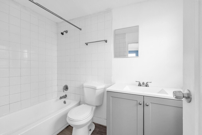 Building Photo - 1497 Silver Beach Rd