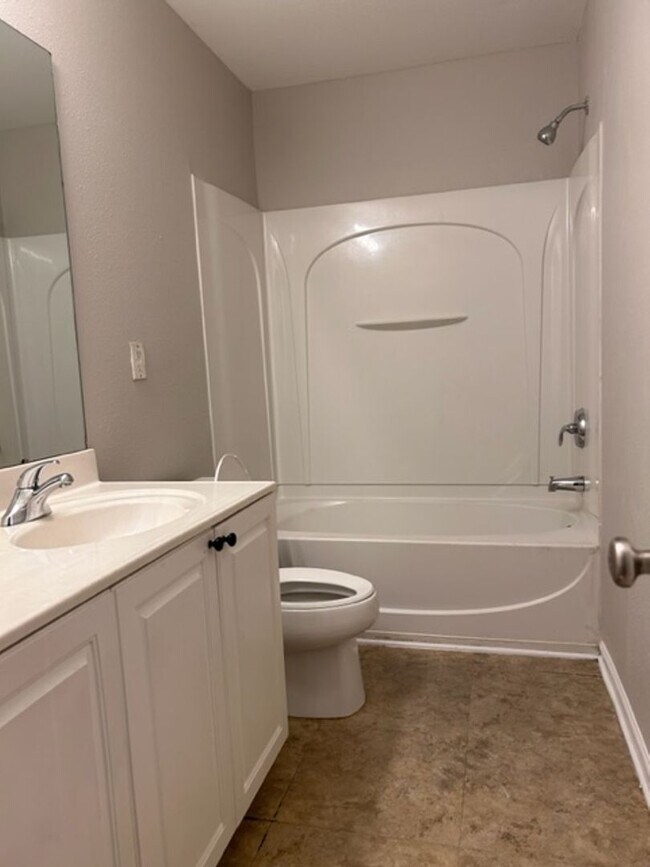 Building Photo - Stunning 4 Bedroom Home in Coulwood East Community