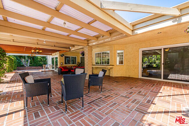 Building Photo - 18022 Lake Encino Dr