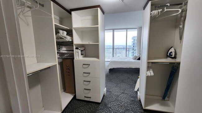 Building Photo - 1750 N Bayshore Dr