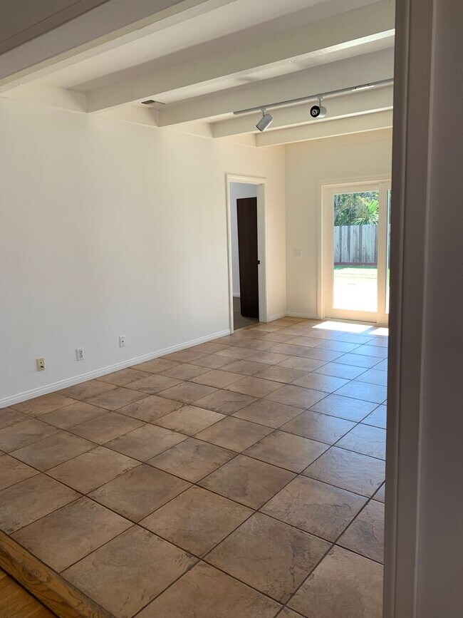 Building Photo - Spacious 3+3 Single Story Home w/ office -...