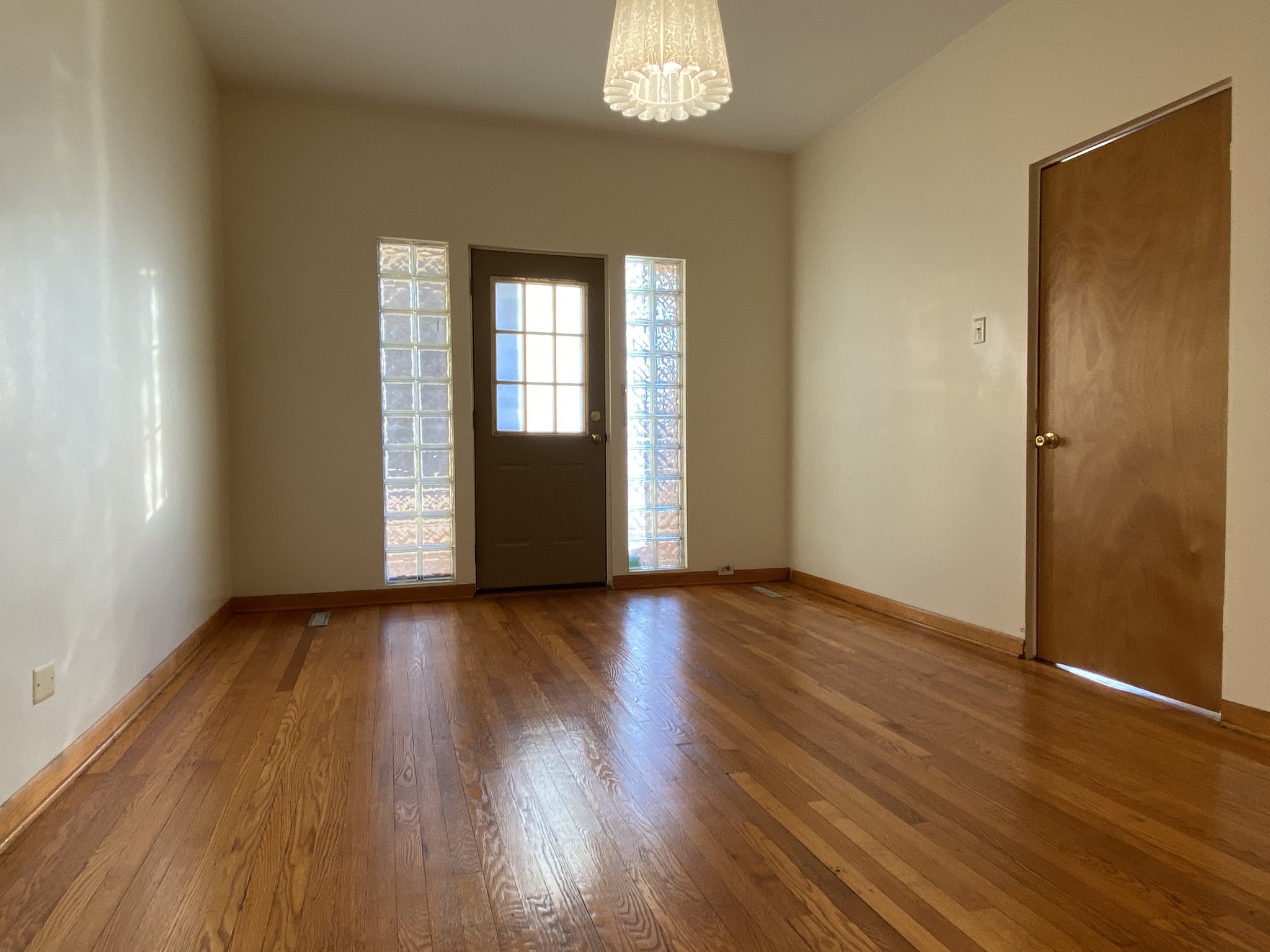 Bedroom 2 (Balcony door) - 940 W Windsor Ave